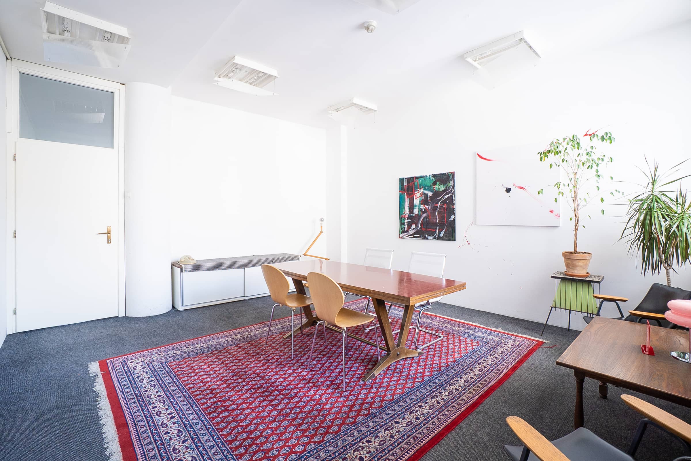 Call Station at SENSE—S.SPACE in a lecture layout for a large group